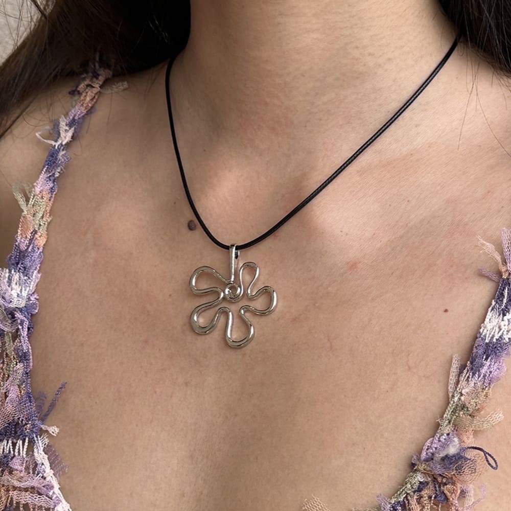 Groovy Floral Outline Necklace